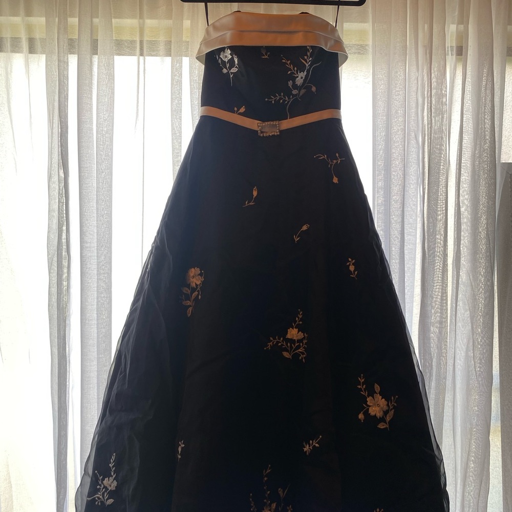 Beautiful black and white with floral detailing dress.